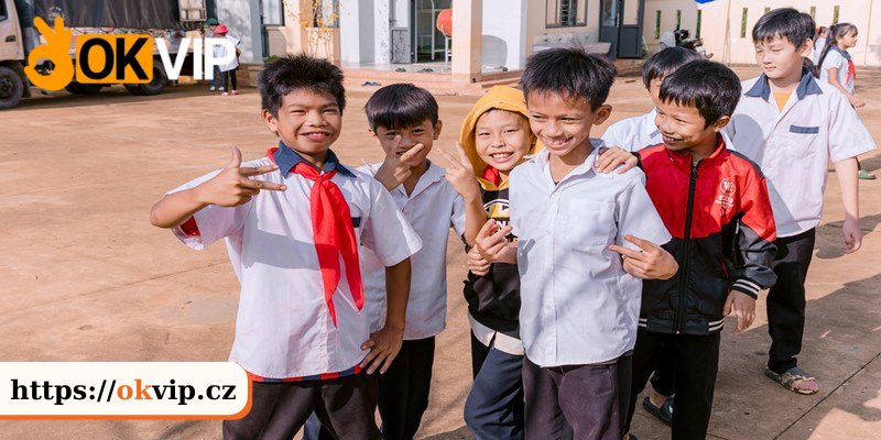 Các em học sinh rất vui và cảm động trước phần quà ý nghĩa của đơn vị